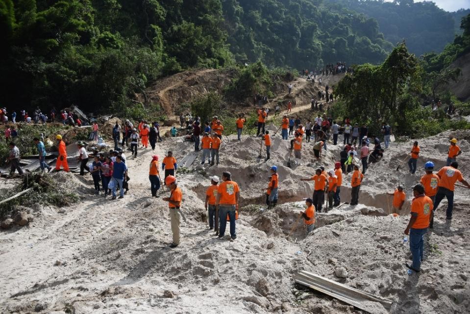 Vụ  sạt lở đất kinh hoàng ở Guatemala xảy ra vào đêm ngày 2/10 sau trận mưa lớn xối xả. Theo đó, một phần quả đồi đã đổ ụp xuống khu dân cư huyện Santa Catarina Pinula, cách Thủ đô Guatemala 15 km. Nó mang theo rác thải, bùn đất, gạch đá và nhấn chìm 125 hộ gia đình sinh sống nơi đây.